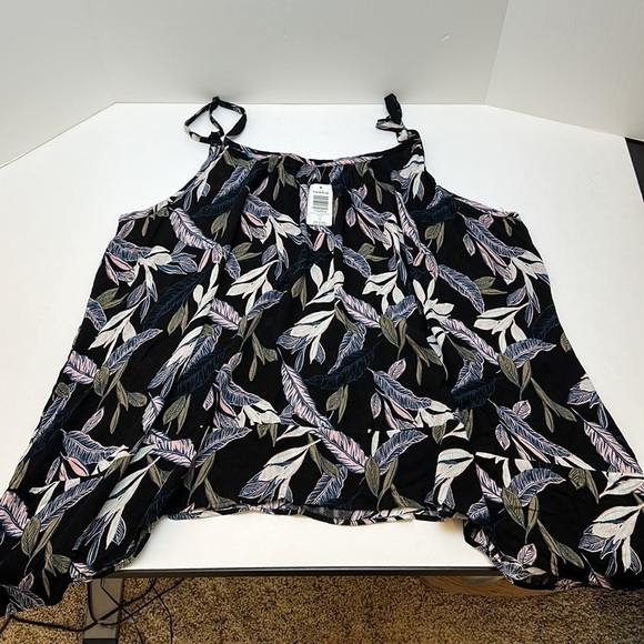 Torrid Textured Woven Gauze Cami Top 4X Black Palm Leaf Sharkbite Hem - Picture 10 of 10